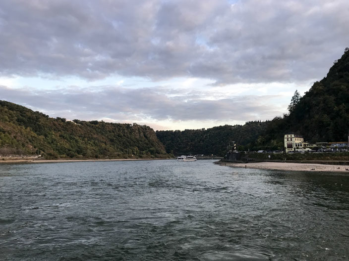 Fahrt auf dem Rhein in Richtung Loreley-Felsen.